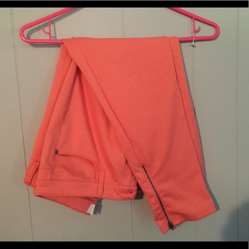 Coral jeggings with zip ankle